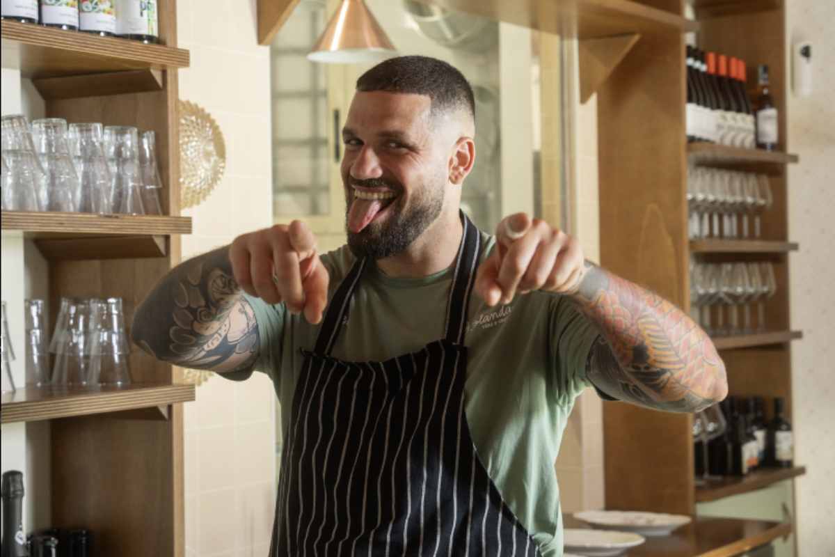 L’apertura di Iolanda rappresenta per Luca un ritorno al suo primo amore: la cucina di casa, quella dei pranzi domenicali preparati dalla nonna